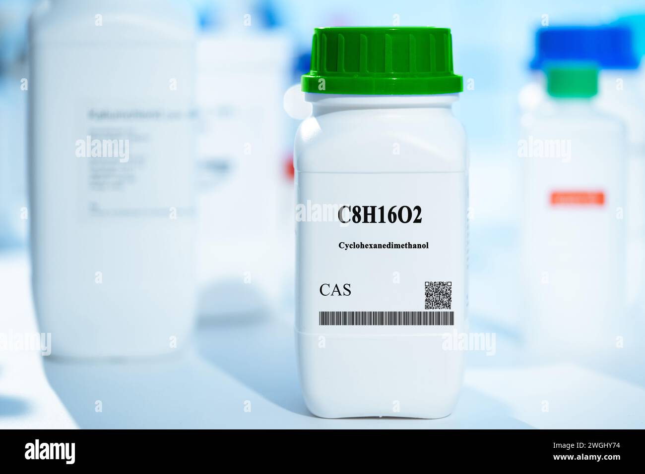 C8H16O2 cicloesandimetanolo sostanza chimica CAS in imballaggi bianchi di plastica da laboratorio Foto Stock