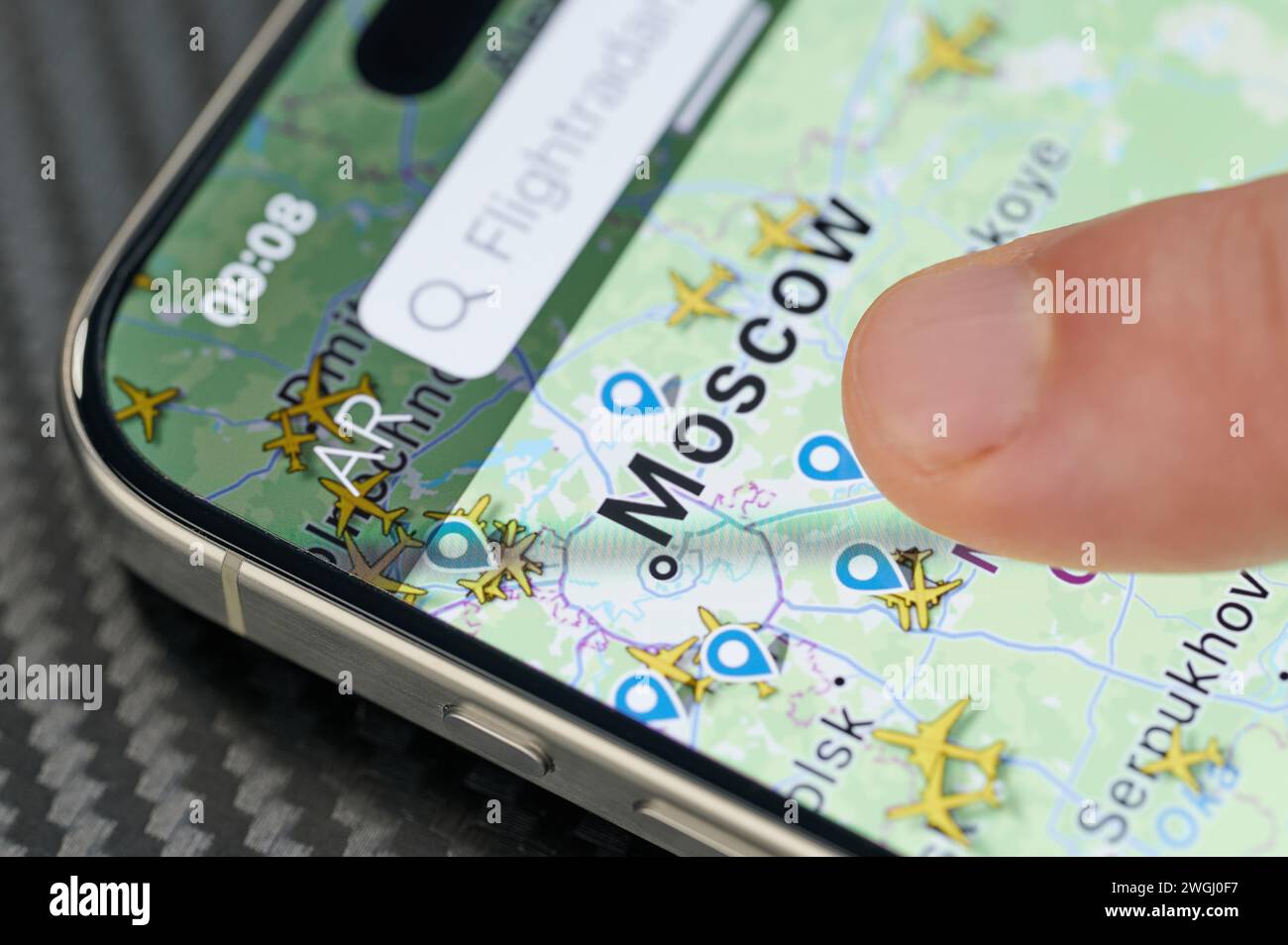 New York, Stati Uniti - 24 gennaio 2024: Traffico aereo a Mosca su iphone 15 pro max screen close up view Foto Stock