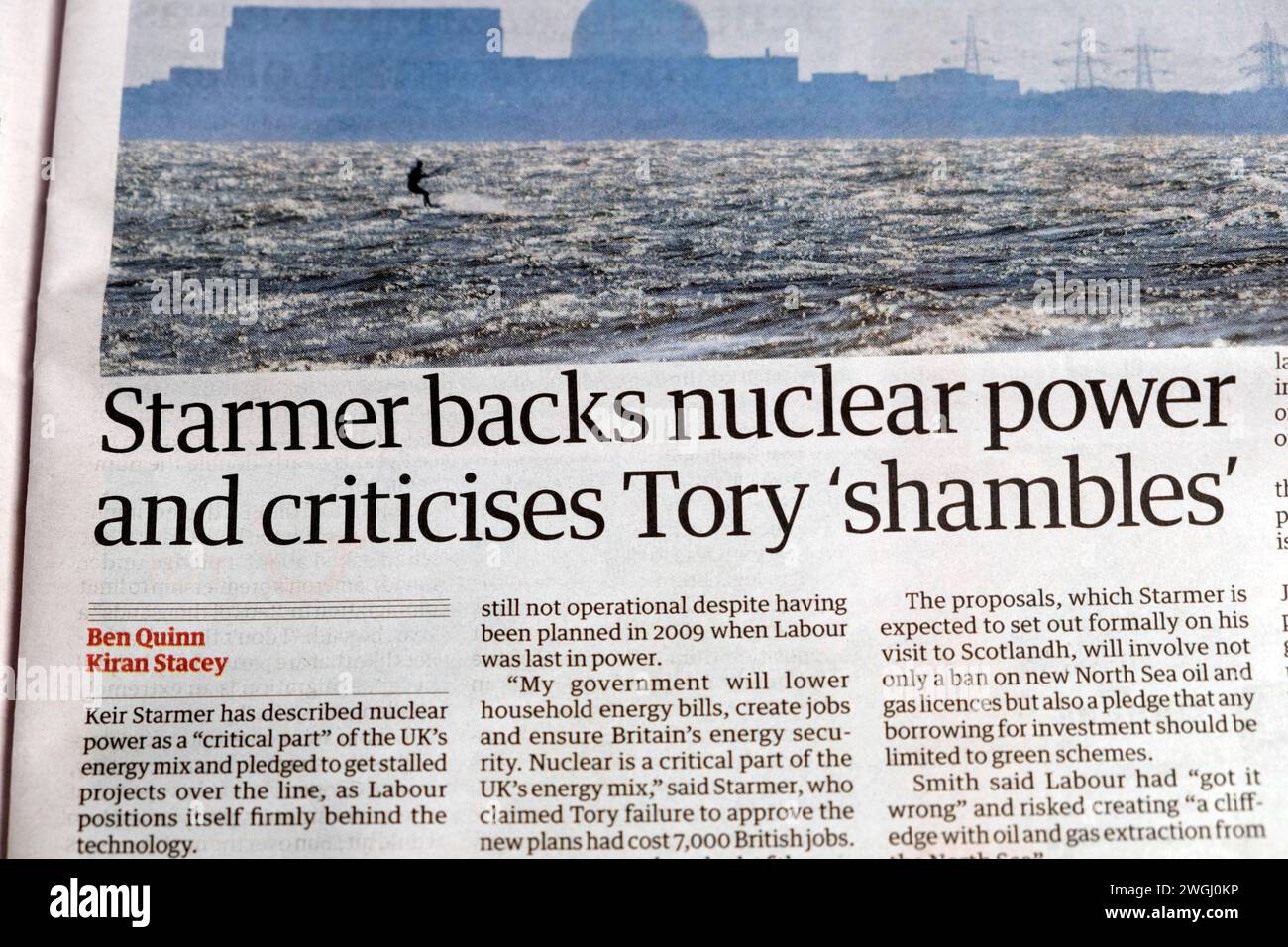 Keir 'Starmer sostiene l'energia nucleare e critica Tory 'Shambles' Guardian titolo del giornale laburista energia nucleare articolo 5 giugno 2023 Londra Regno Unito Foto Stock