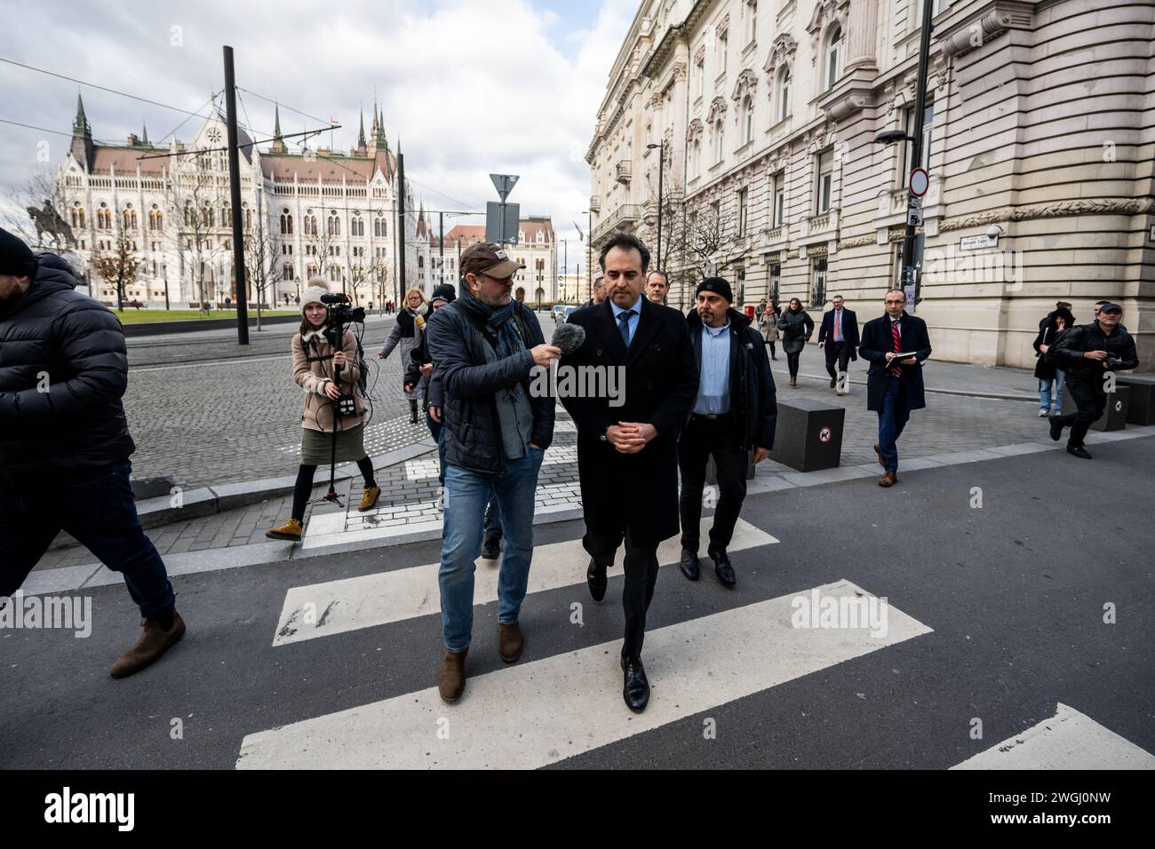 Budapest, Ungheria. 5 febbraio 2024. David Pressman (M), ambasciatore degli Stati Uniti in Ungheria, lascia la sessione parlamentare convocata dall'opposizione per ratificare l'adesione della Svezia alla NATO. I partiti di governo Fidesz e KDNP non hanno partecipato alla riunione. Credito: Marton Monus/dpa/Alamy Live News Foto Stock