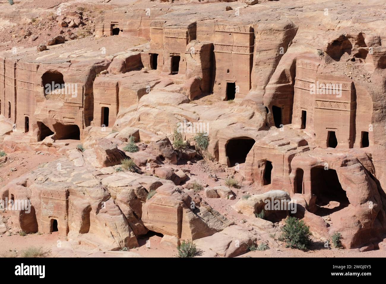 Petra Jordan - la strada delle facciate delle tombe e delle case scolpite dalla roccia nell'antico sito nabateo nell'agosto 2023 Foto Stock