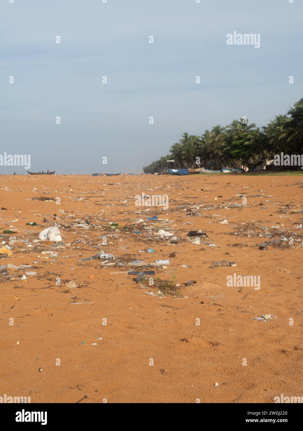 Spazzatura sulla spiaggia. Problemi ecologici nel mondo Foto Stock