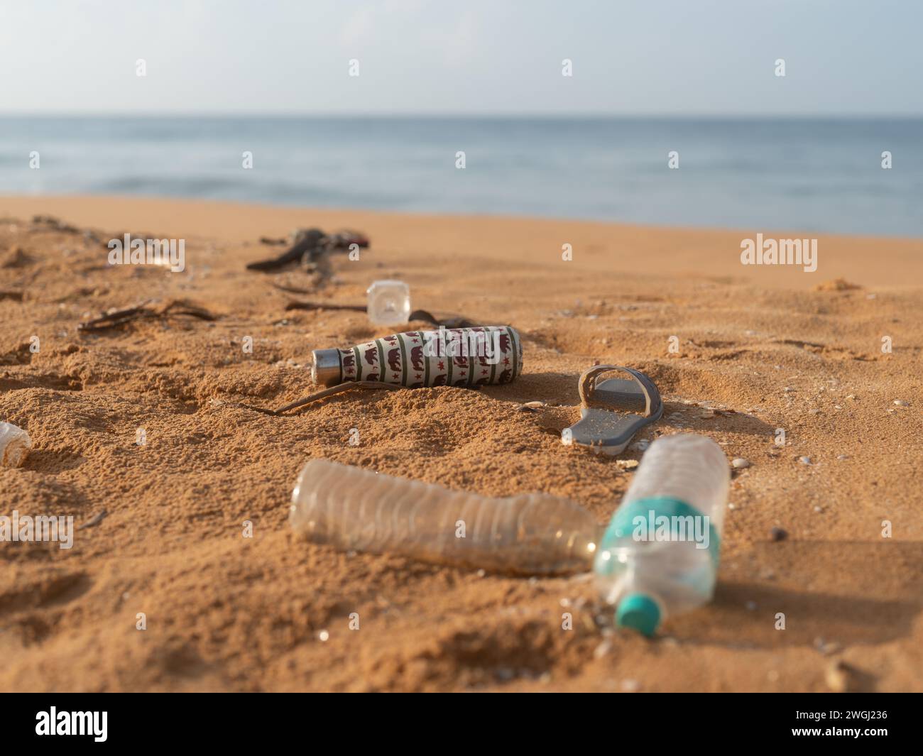Spazzatura sulla spiaggia. Problemi ecologici nel mondo Foto Stock