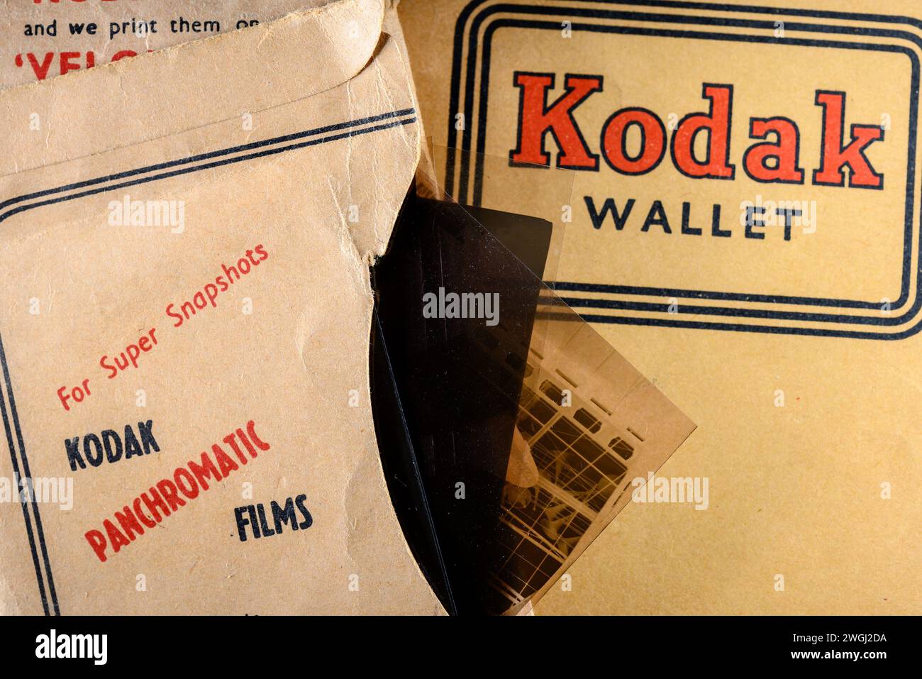 Vecchio portafoglio Kodak negativo (anni '1950) con design d'epoca / pubblicità Foto Stock
