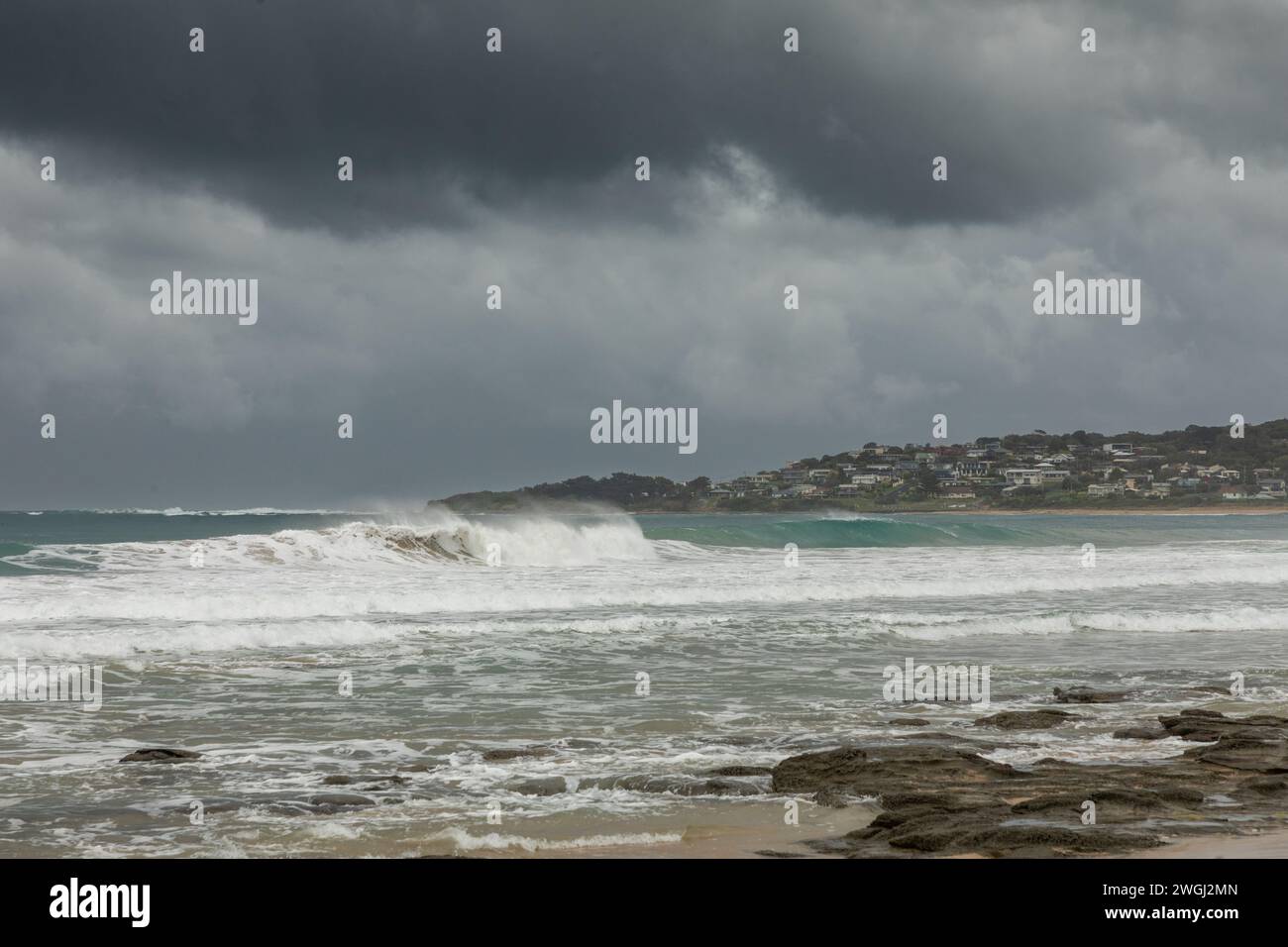 Il vento salta sulle onde vicino ad Apollo Bay, un punto di partenza per molte delle attrazioni naturali sulla Great Ocean Road nel sud di Victoria, Aust Foto Stock