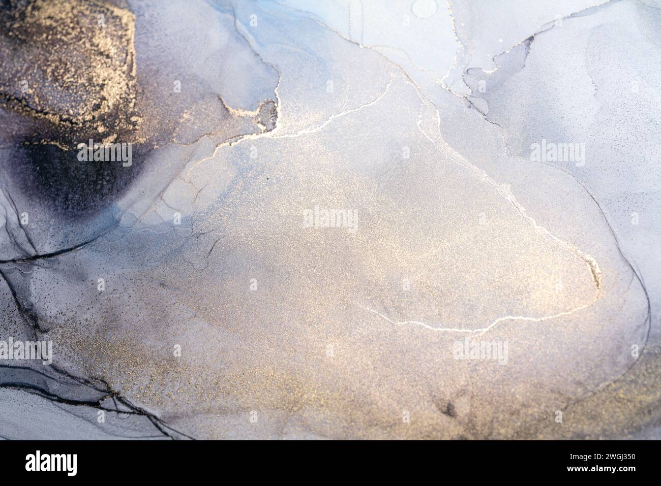 Inchiostro blu e oro alcolico. Lo stile incorpora i vortici di marmo o le increspature di agata. Foto Stock