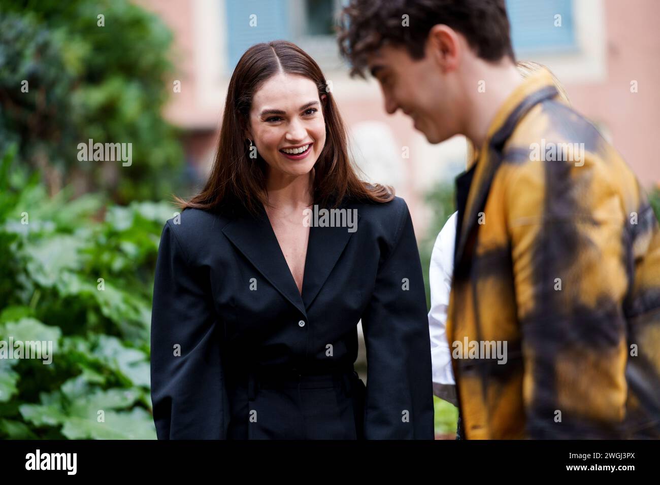 ROMA, ITALIA - FEBBRAIO 05: Saverio Costanzo, Lily James, Rebecca Antonaci, Joe Keery, Alba Rohrwacher e produttori partecipano a una chiamata fotografica per 'Finalmen Foto Stock