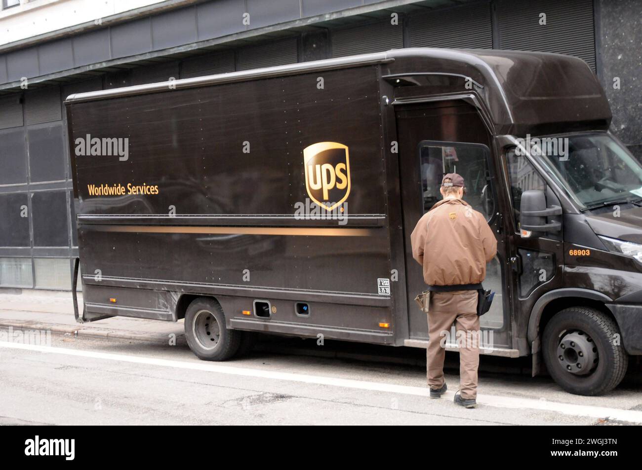 Copenhagen, Danimarca /05 febbraio 2024/.UPS ha operato servizi di consegna MAN e furgoni a Copenaghen. Foto.Francis Joseph Dean/Dean Pictures Foto Stock