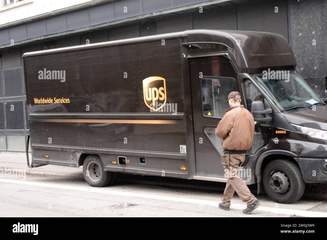 Copenhagen, Danimarca /05 febbraio 2024/.UPS ha operato servizi di consegna MAN e furgoni a Copenaghen. Foto.Francis Joseph Dean/Dean Pictures Foto Stock