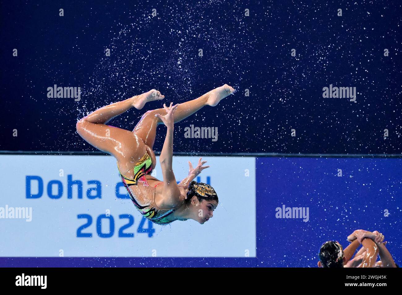 Gli atleti del Team Egypt gareggiano nella finale acrobatica del team misto di nuoto artistico durante il 21° Campionato mondiale di nuoto all'Aspire Dome di Doha (Qatar), 4 febbraio 2024. Foto Stock