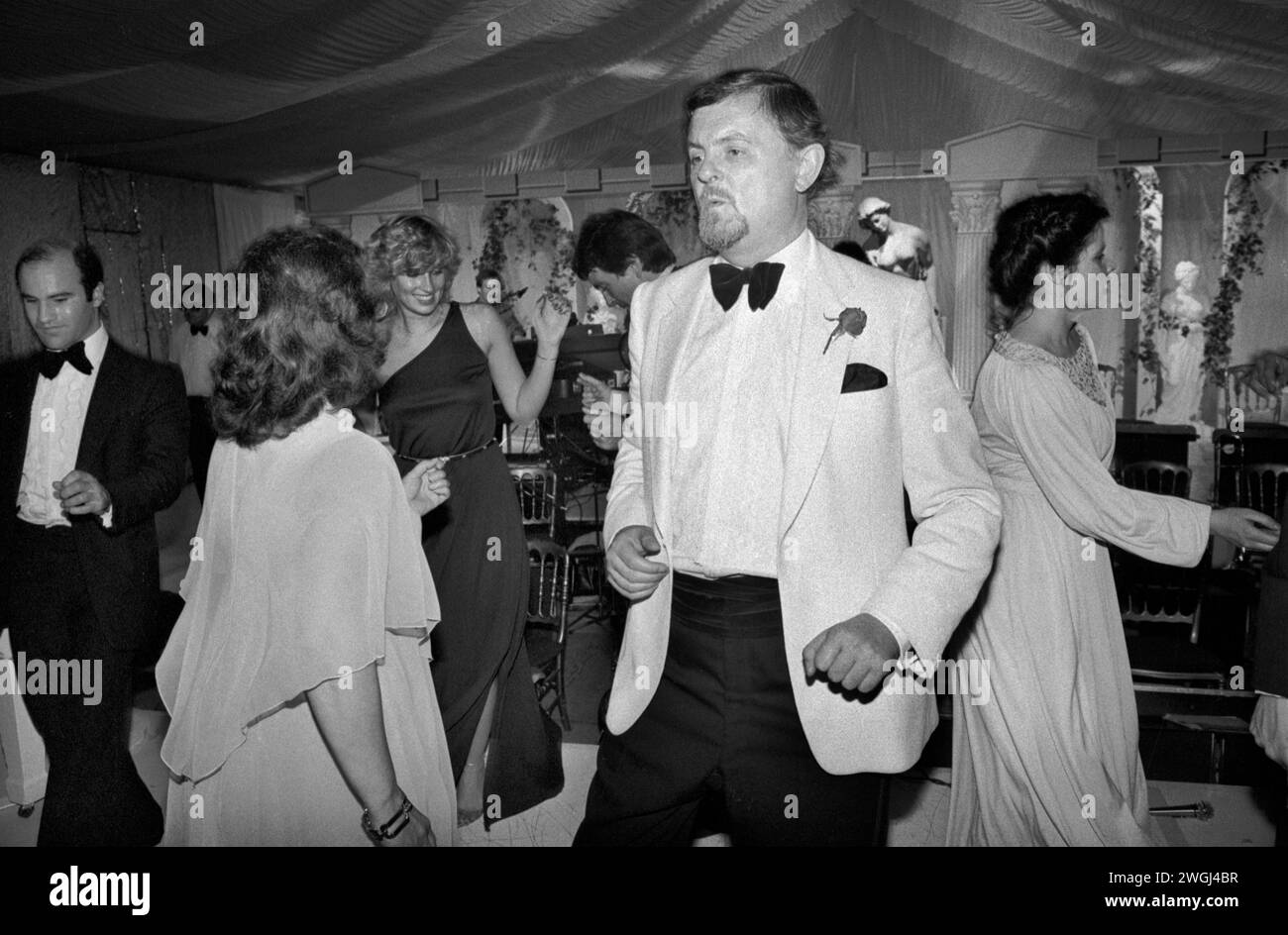Westminster, Londra, Inghilterra settembre 1981. La ricca classe media danzerà tutta la notte all'annuale Berkeley Square Ball di Londra. HOMER SYKES nel Regno Unito degli anni '1980 Foto Stock