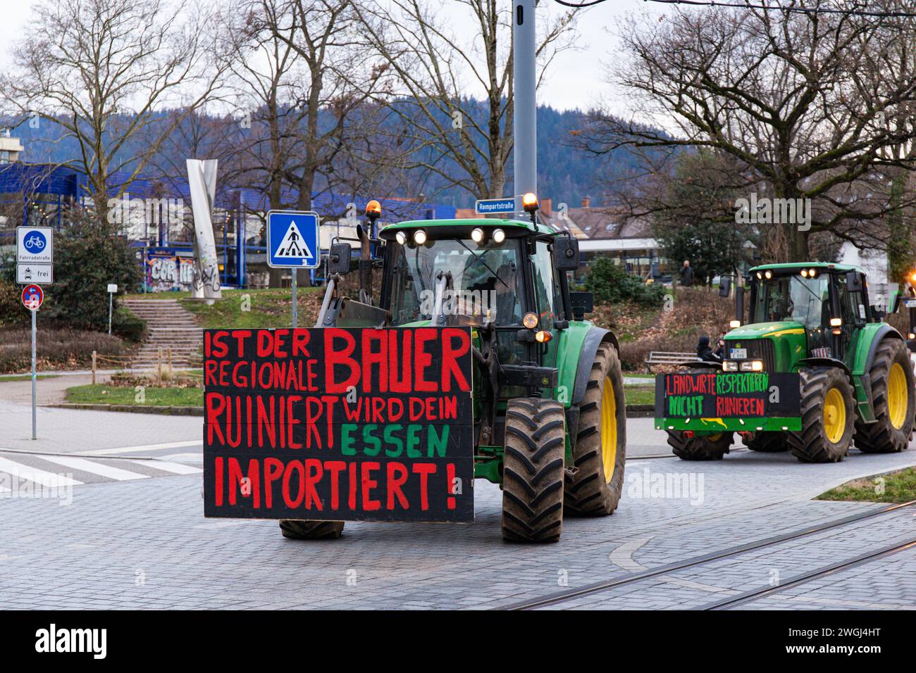 für viele Bauern und ihre Traktoren ist jedoch in der Werthmannsstrasse schluss. Die Polizei liess nur knapp 10 Traktoren auf der Platz der alten Syna Foto Stock