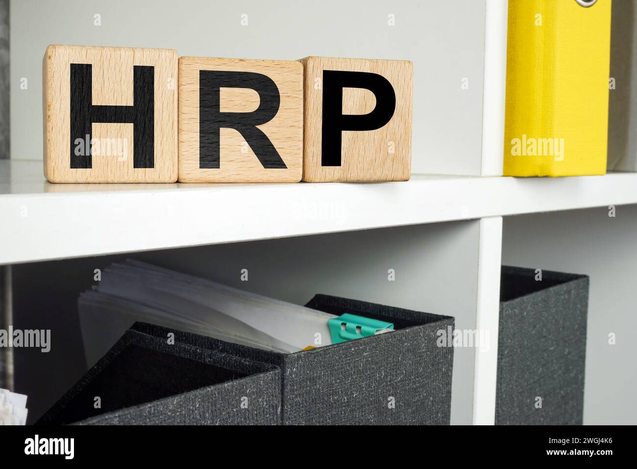 Concetto di pianificazione delle risorse umane HRP. Cubi di legno giacciono sullo scaffale di un ufficio. Foto Stock