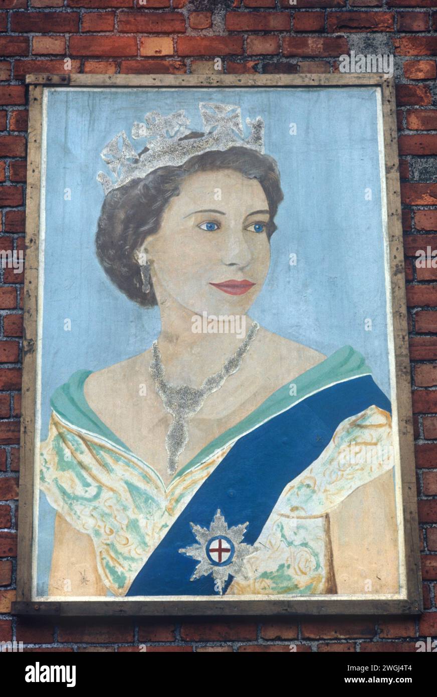 Regina Elisabetta II ritratto lealista protestante, murale di Belfast 1970 Irlanda del Nord Regno Unito. Anni '1970 (1 di 2) questo è abbinato al ritratto del duca di Edimburgo. (2WGJ4T9) HOMER SYKES Foto Stock