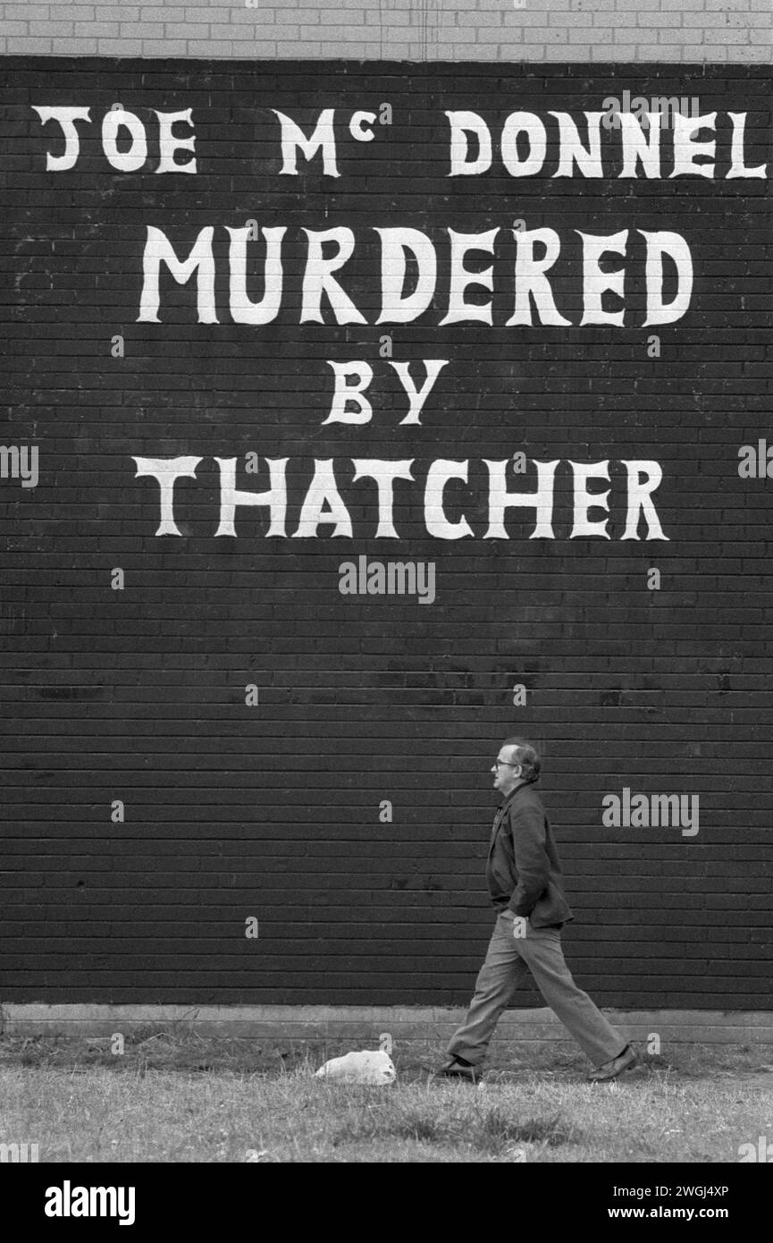 Pittura murale, 'Joe McDonnell assassinato da Thatcher'. Il Fifth Hunger Striker a morire, 1980 anni Belfast The Troubles luglio 1981. The Troubles Irlanda del Nord Regno Unito. HOMER SYKES Foto Stock
