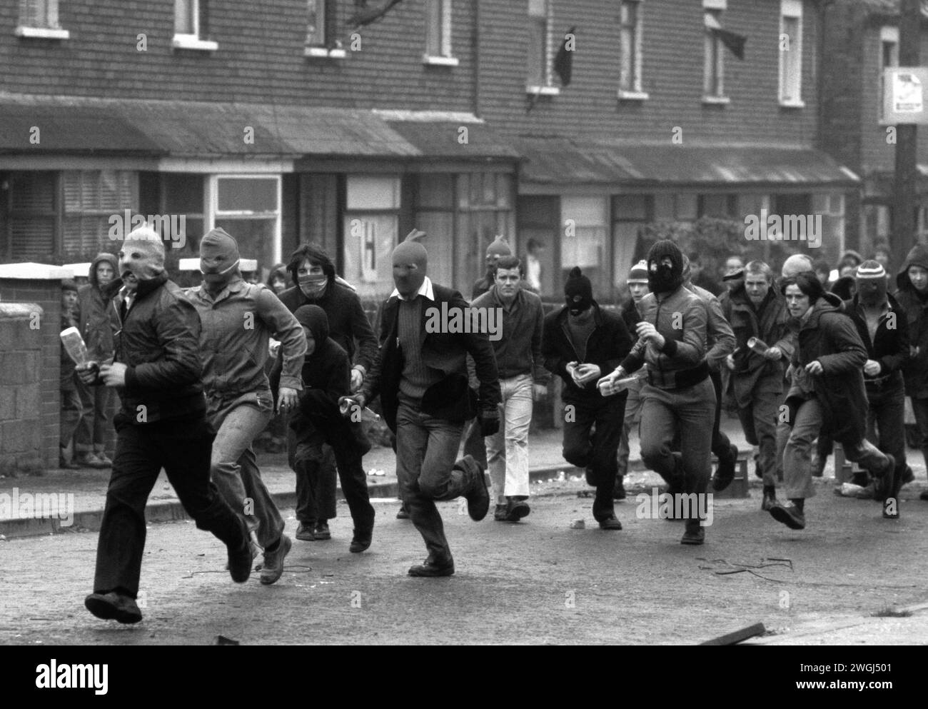 Problemi 1980 Belfast Irlanda del Nord. I giovani in rivolta cattolica travestiti da balaclava lanciano bombe a benzina contro l'esercito britannico a Etna Drive, Ardoyne a nord di Belfast. Irlanda del Nord, maggio 1981HOMER SYKES Foto Stock