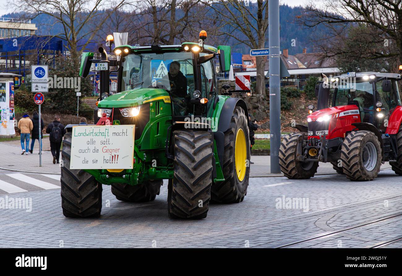 für viele Bauern und ihre Traktoren ist jedoch in der Werthmannsstrasse schluss. Die Polizei liess nur knapp 10 Traktoren auf der Platz der alten Syna Foto Stock