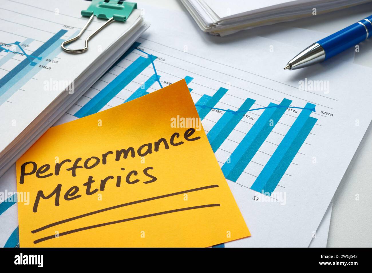 I grafici finanziari e le metriche delle prestazioni sono contrassegnati. Foto Stock