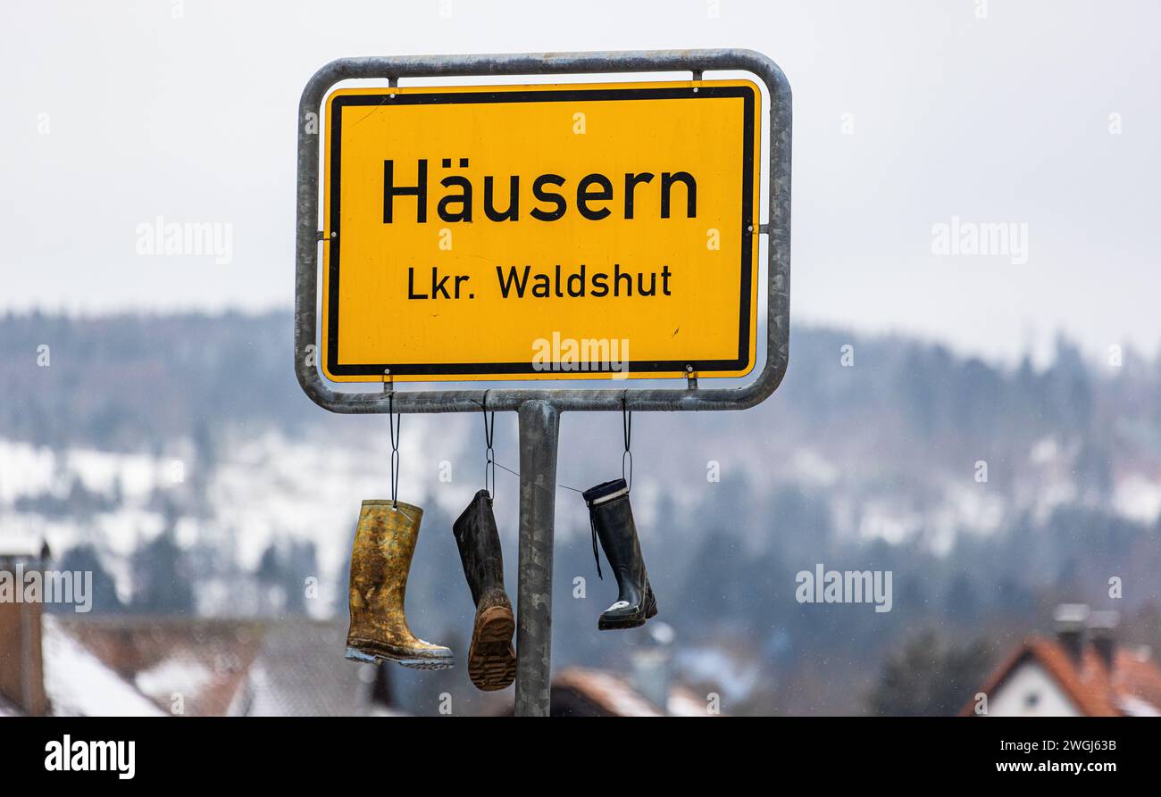 Beim Ortsschild Häusern im Landkreis Waldshut wurden Gummistiefel der Bauern simbolisch an den Nagel gehängt. Die Bauern protestieren gegen Die Ampel- Foto Stock