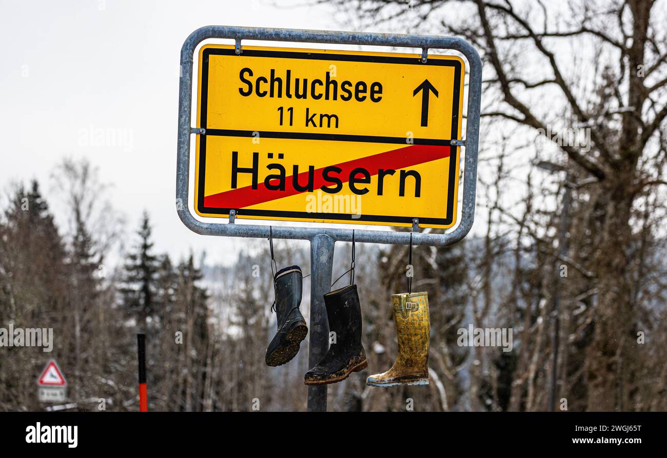 Beim Ortsausgangsschild Häusern im Landkreis Waldshut wurden Gummistiefel der Bauern simbolisch an den Nagel gehängt. Die Bauern protestieren gegen di Foto Stock