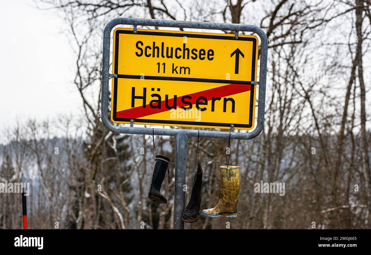 Beim Ortsausgangsschild Häusern im Landkreis Waldshut wurden Gummistiefel der Bauern simbolisch an den Nagel gehängt. Die Bauern protestieren gegen di Foto Stock
