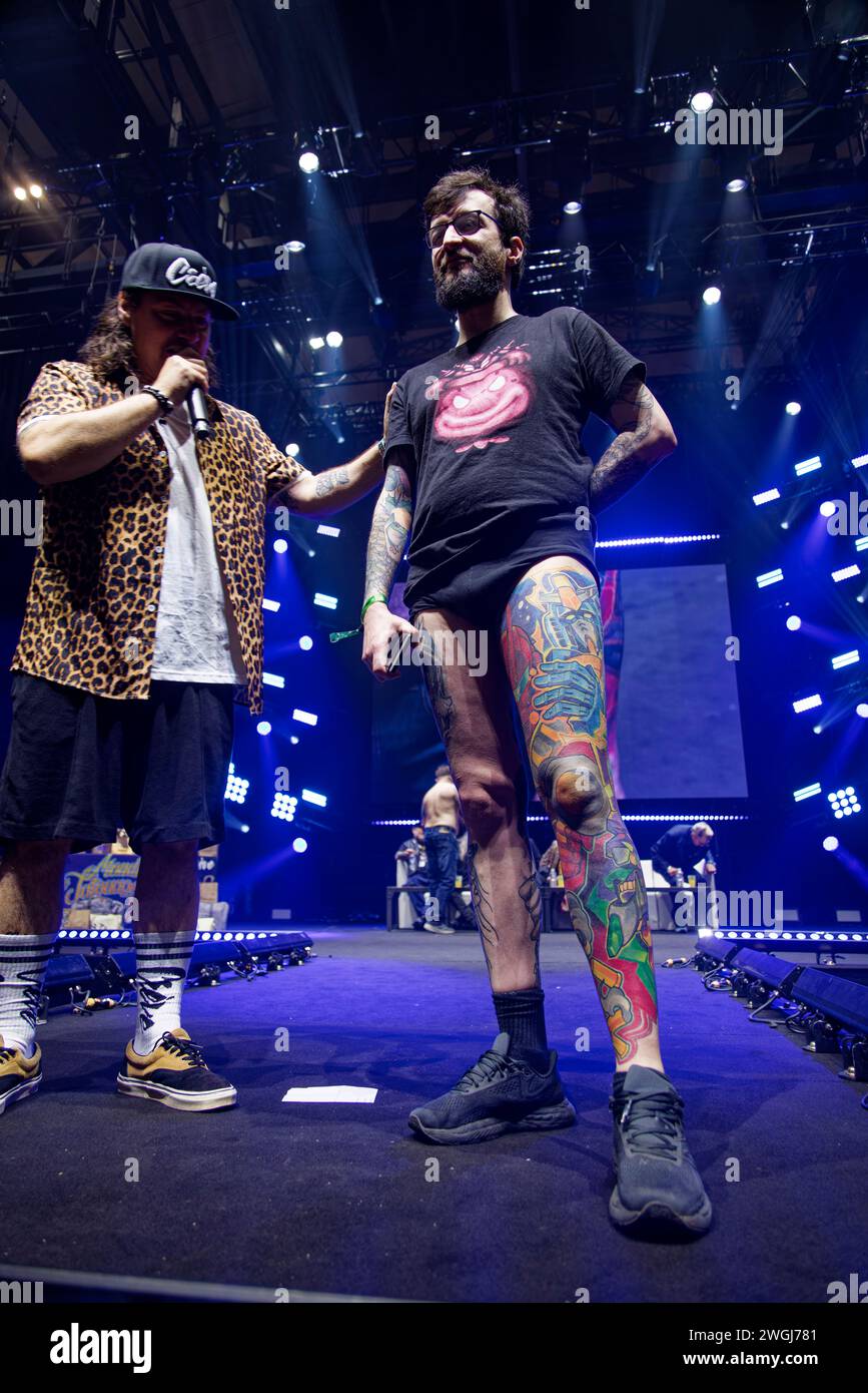 Parigi, Francia. 3 febbraio 2024. Concorso per il miglior tatuaggio di grandi dimensioni durante il TATTOO PLANETARIUM il 3 febbraio 2024 presso la grande Halle de la Villette. Foto Stock