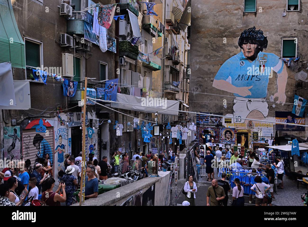 Murale Diego Armando Maradona - quartieri spagnoli (murale del quartiere spagnolo) Napoli, Italia, Napoli Campania Italia. Realizzato in occasione del secondo Scudetto di Napoli, nel 1990, il murale di Maradona si trova nei quartieri spagnoli ed è stato restaurato nel 2016 grazie ai contributi dei cittadini della zona Foto Stock