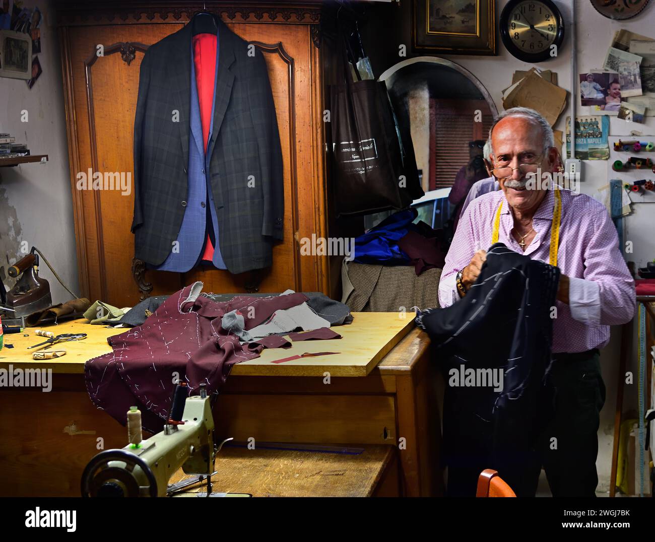 Old man Tailor, Fashioner, nei quartieri spagnoli, Napoli, Napoli, Italia, Foto Stock