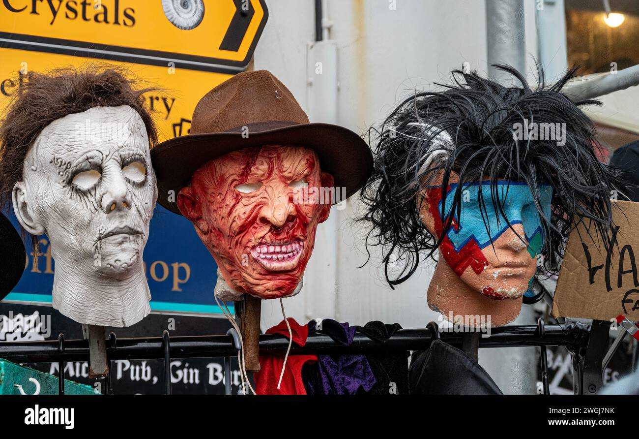 Tre teste espone all'esterno del negozio durante il Goth Weekend a Whitby, Yorkshire, Inghilterra. Foto Stock