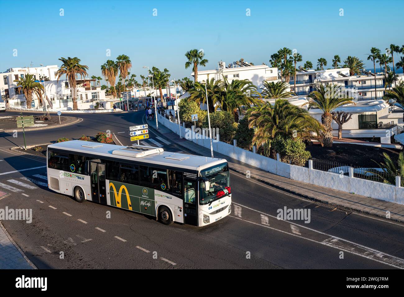 Autobus n. 3 alla rotatoria di Puerto del Carmen, Lanzarote, Isole Canarie. Foto Stock