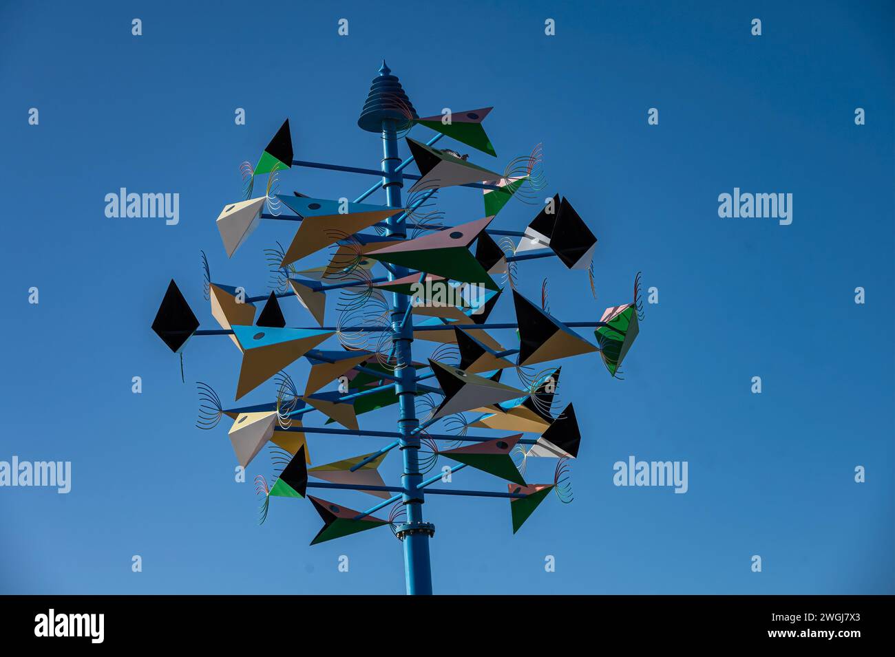 Art Installation Chime di vento contro il cielo blu a Matagorda, Lanzarote, Isole Canarie. Foto Stock