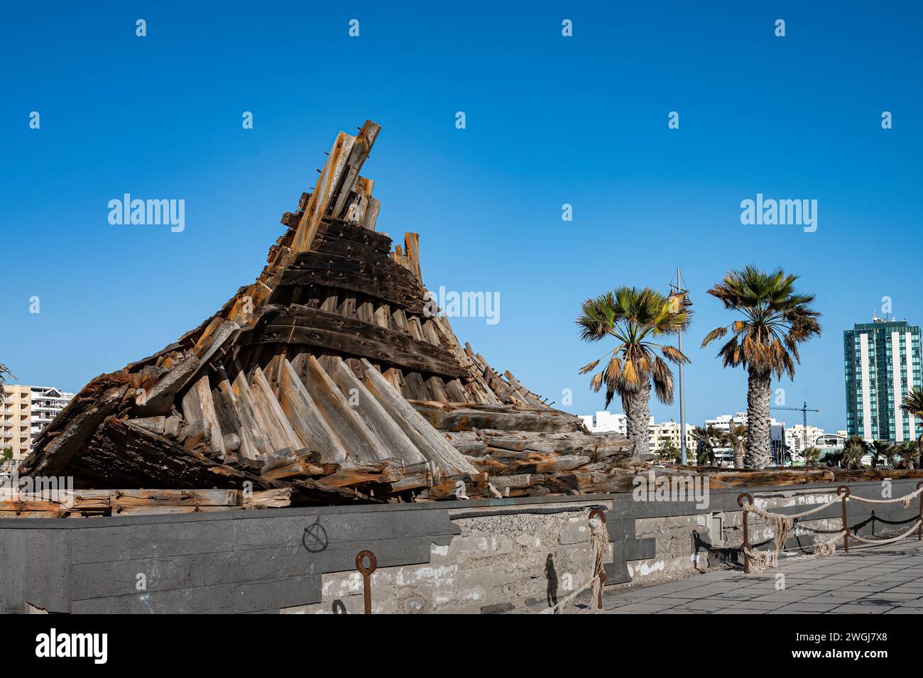 Resti parziali di un vecchio relitto in legno nel Parque Tematico, parco di Arrecife, Lanzarote, Isole Canarie Foto Stock