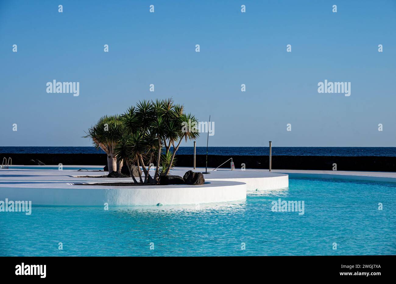 La piscina a Islote de Fermina, sul fronte mare di Arrecife. Un design straordinario dell'artista di Lanzarote César Manrique Foto Stock