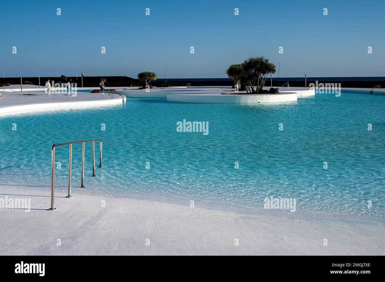 La piscina a Islote de Fermina, sul fronte mare di Arrecife. Un design straordinario dell'artista di Lanzarote César Manrique Foto Stock