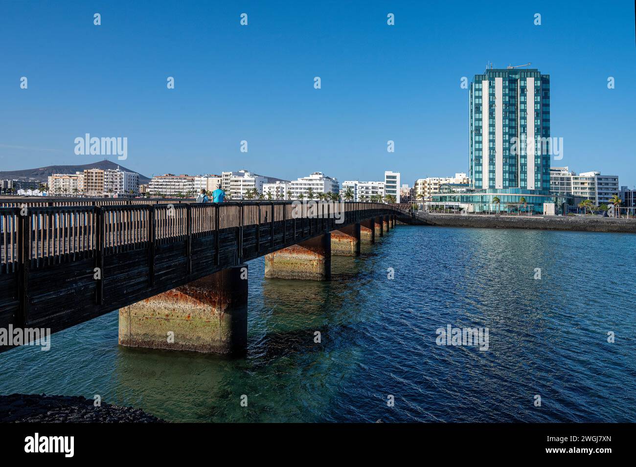 Ponte in legno dall'Isola di Fermina, dall'Isola di Fermina fino a Gran Hote, l'Arrecife, capitale di Lanzarote, Isole Canarie. Foto Stock