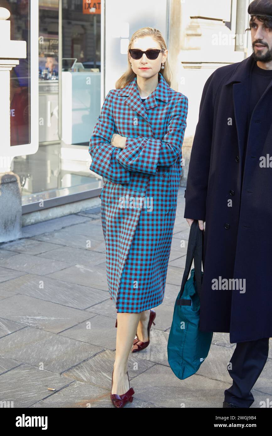 MILANO, ITALIA - 13 GENNAIO 2024: Jenny Walton con cappotto a scacchi blu e rosso prima della sfilata MSGM, Milano Fashion Week Street style Foto Stock