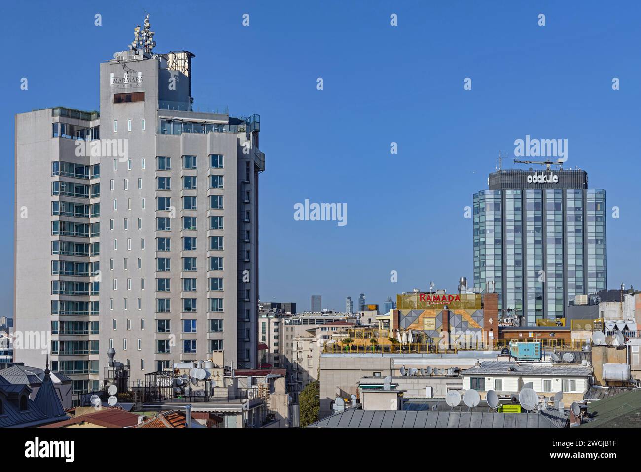 Istanbul, Turchia - 20 ottobre 2023: Marmara Pera Ramada Hotels Tower, grattacieli Adakule al Beyoglu Sunny Autumn Day. Foto Stock