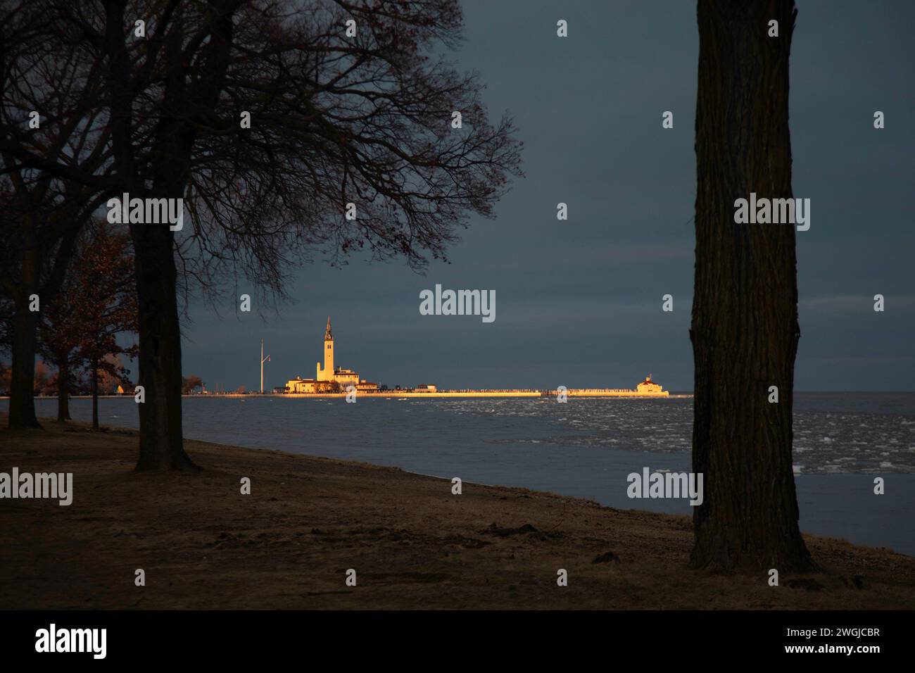 Grosse Pointe Shores, Michigan - Un sole che tramonta illumina il grosse Pointe Yacht Club sul lago St. Clair. Foto Stock