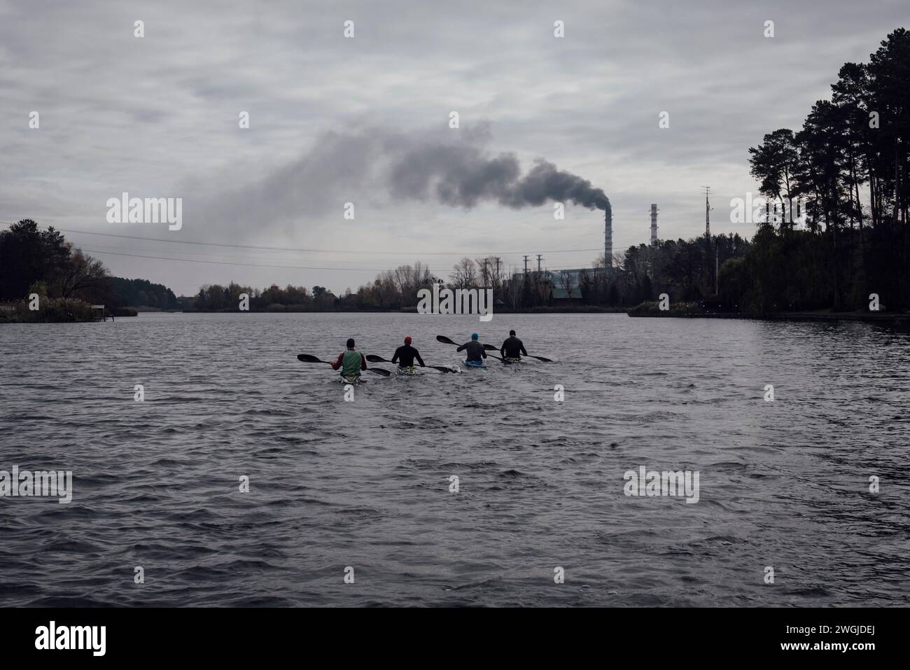 Kiev, Ucraina. 13 novembre 2023. Adrien Vautier/le Pictorium - formazione sportiva in Ucraina durante la guerra - 13/11/2023 - Ucraina/Kiev - la squadra di sprint di kayak maschile Ucraina si allena su un affluente del Dnieper. Molto coinvolta nel sostenere i loro soldati, la squadra ha raccolto fondi per comprare auto, cibo e attrezzature per i soldati al fronte. Durante i campionati europei di Duisburg, in Germania, sono persino arrivati a protestare contro il fatto che atleti russi e bielorussi potevano ancora competere in eventi internazionali. Kiev, 13 novembre 2023. Crediti: LE PICTORIUM/Alamy Live News Foto Stock