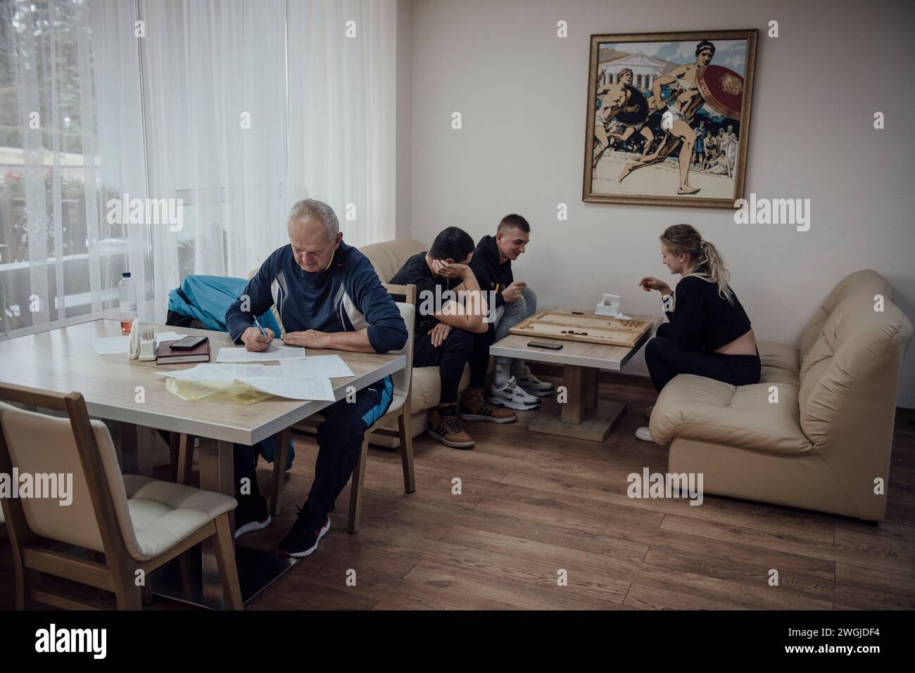 Ucraina. 13 novembre 2023. Adrien Vautier/le Pictorium - allenamenti sportivi in Ucraina durante la guerra - 13/11/2023 - Ucraina - nel caffè della base olimpica, gli atleti vengono a rilassarsi tra una sessione di allenamento e l'altra. Kiev, 13 novembre 2023. Crediti: LE PICTORIUM/Alamy Live News Foto Stock