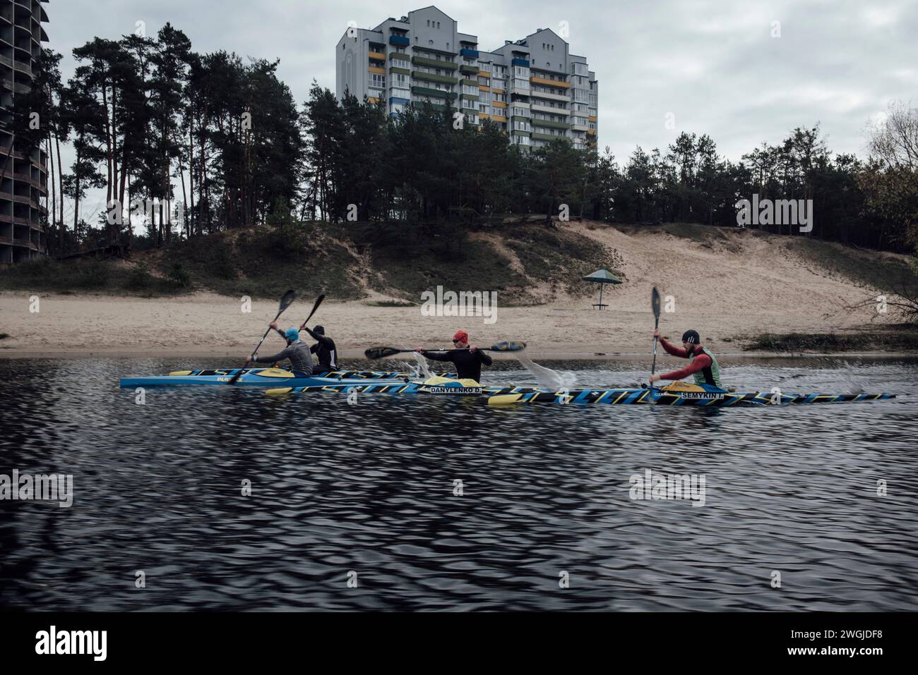 Adrien Vautier/le Pictorium - allenamenti sportivi in Ucraina durante la guerra - 13/11/2023 - Ucraina/Kiev - la squadra Ucraina di sprint di kayak maschile in allenamento sul fiume Stugna. La squadra ha avuto un giro d'acciaio prelevato da un carro armato russo bruciato, che si trasformerà in medaglie incise con le parole "Paris 2024", prima di presentarle a Thomas Konietzko, presidente della World Canoe Federation, davanti alle telecamere. Quest'ultimo ha riconosciuto che "non è possibile per i russi partecipare ai Giochi del 2024 sotto la loro bandiera”. Kiev, 13 novembre 2023. Foto Stock