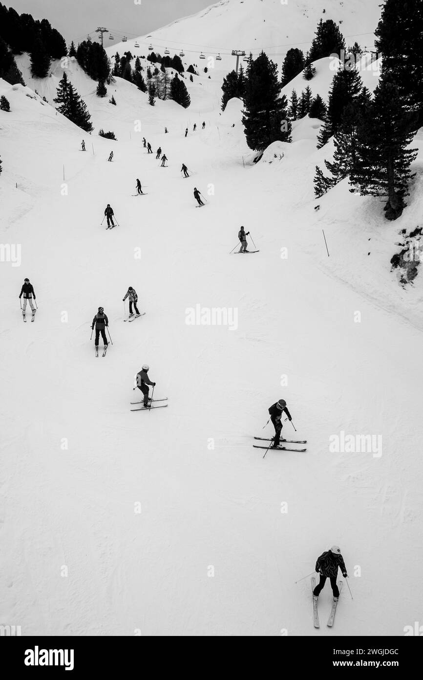 Michael Bunel / le Pictorium - LA PLAGNE - 01/02/2024 - Francia / Savoia / la plagne - illustrazioni in bianco e nero di sciatori sulle piste del resort alpino la Plagne in Savoia. 3 febbraio 2024. La Plagne, Francia. Foto Stock