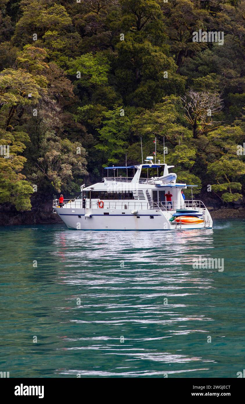 Crociera turistica con pernottamento a Doubtful Sound /Patea, Fiordland /te Rua-o-te-Moko, nuova Zelanda / Aotearoa, South Island /te Waipounamu, Southland / Foto Stock
