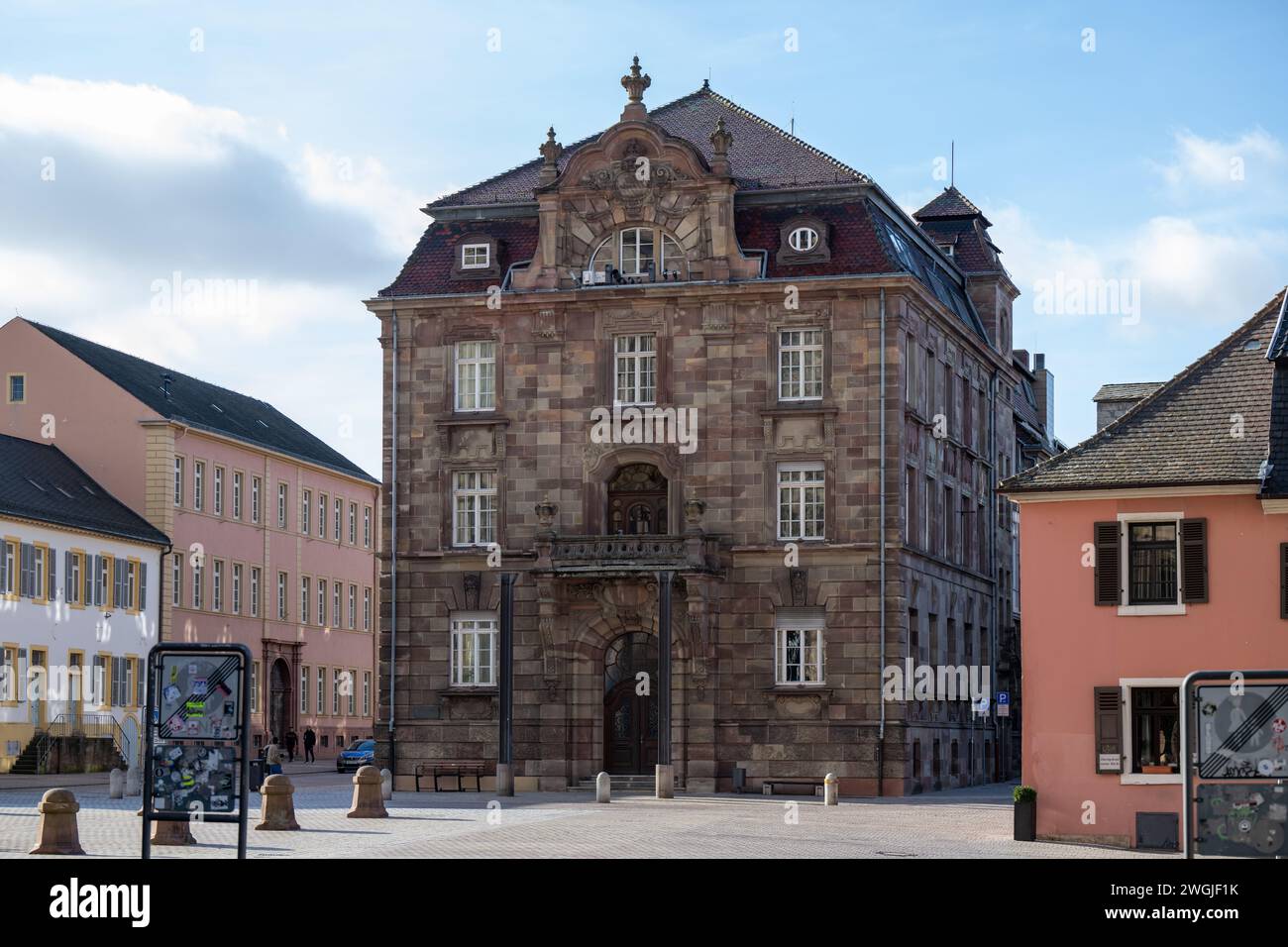 , Reisen, Deutschland, Rheinland-Pfalz, Speyer, Maxilianstrasse , 05.02.2024, Altes Sandsteingebäude mit reicher Fassade und Giebel. Stirnseite des S. Foto Stock