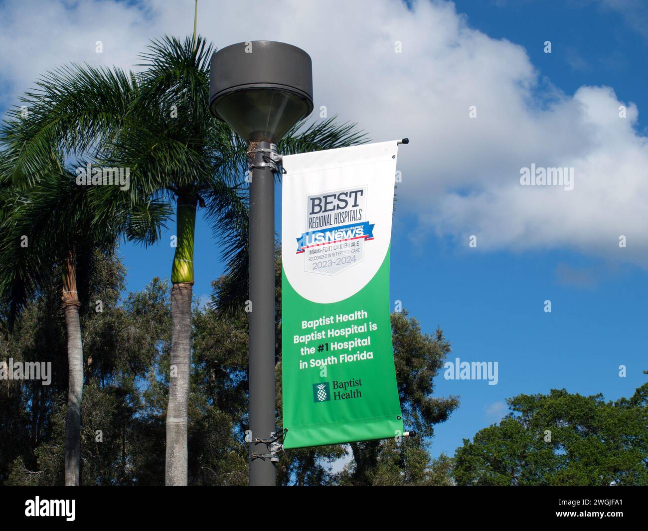 Miami, Florida, Stati Uniti - 20 novembre 2023: Striscione al Baptist Hospital che riconosce la qualità dei servizi da parte dei media. Foto Stock