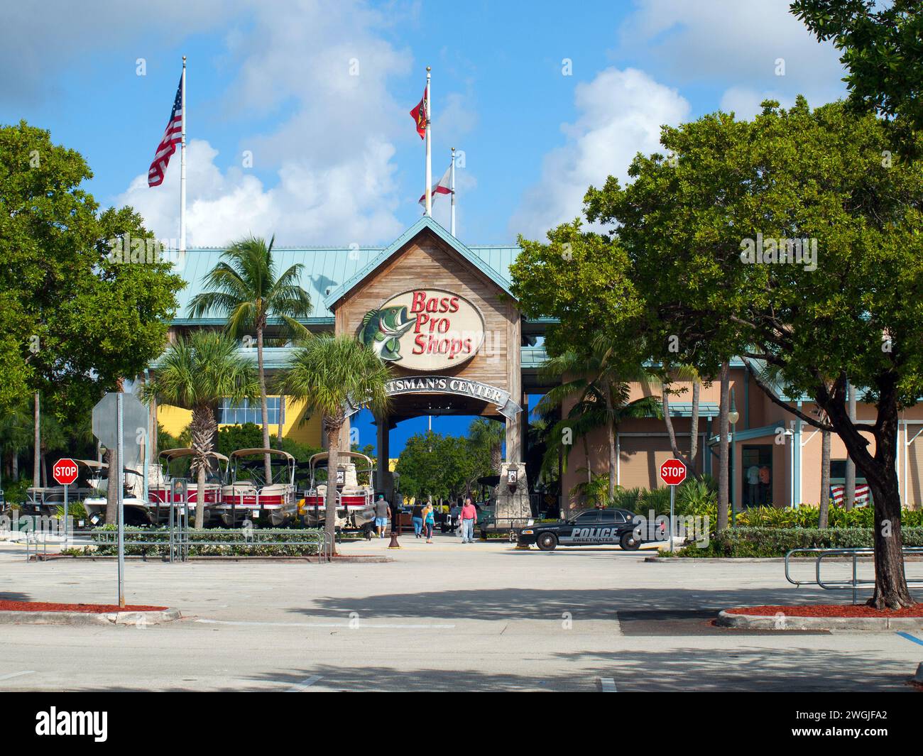 Miami, Florida, Stati Uniti - 3 dicembre 2023: Negozio Bass Pro Shops presso il Dolphin Mall. Foto Stock