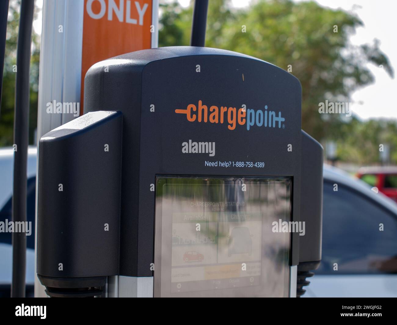 Miami, Florida, Stati Uniti - 28 novembre 2023 - Logo ChargePoint ed esposizione in una stazione di ricarica. Foto Stock
