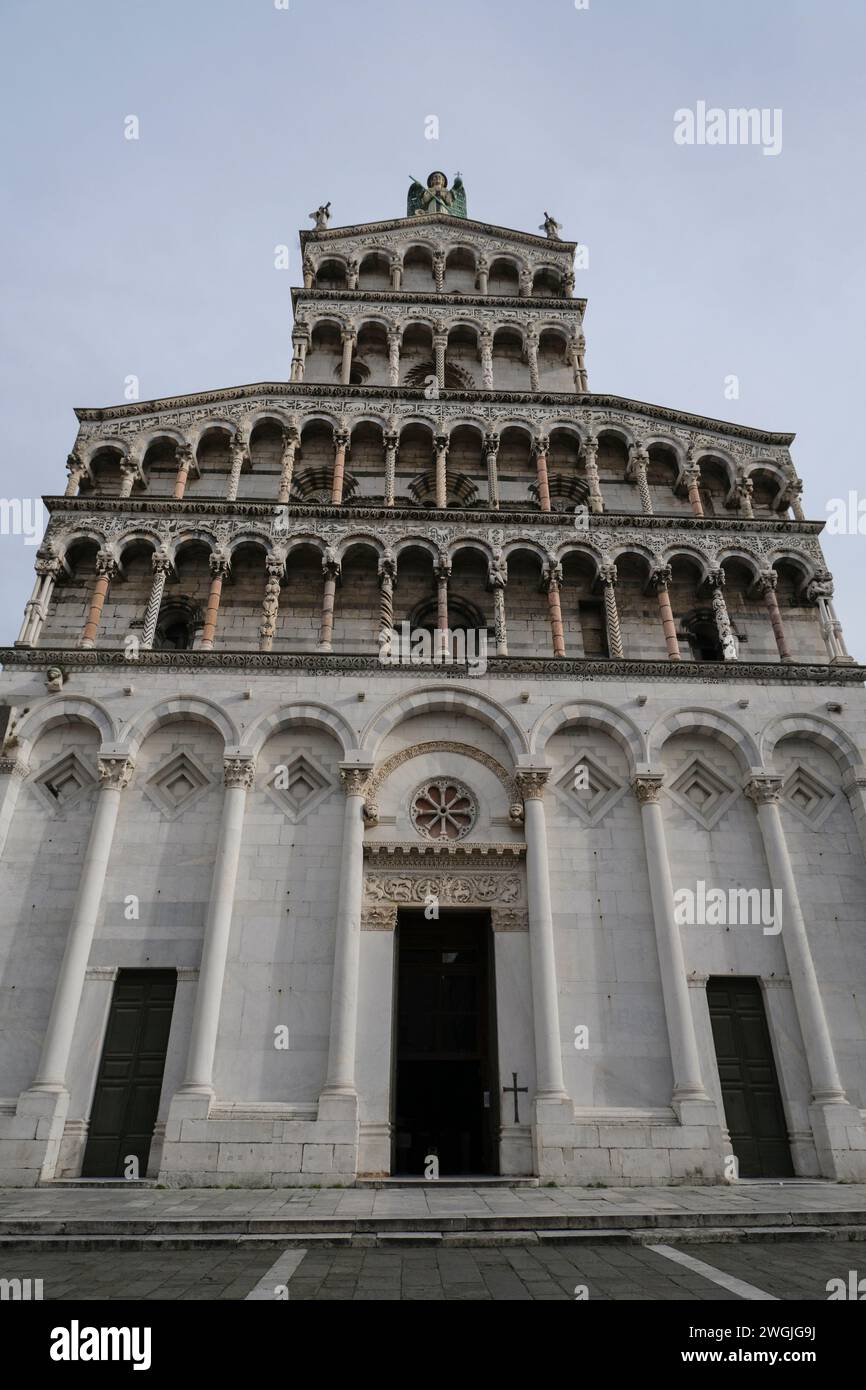 Facciata in marmo della basilica di San Michele in foro da sotto a Lucca, Toscana, Italia Foto Stock