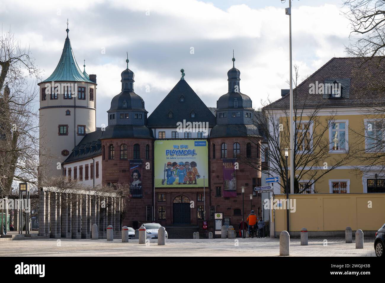 Historisches Museum der Pfalz in Spira , Reisen, Deutschland, Rheinland-Pfalz, Speyer, Historisches Museum, 05.02.2024, Museum mit PLAYMOBIL-Werbung, klassische Architektur gegen blauen Himmel. *** Museo storico del Palatinato a Spira , viaggi, Germania, Renania-Palatinato, Spira, museo storico, 05 02 2024, Museo con pubblicità a colori, architettura classica contro il cielo blu Foto Stock