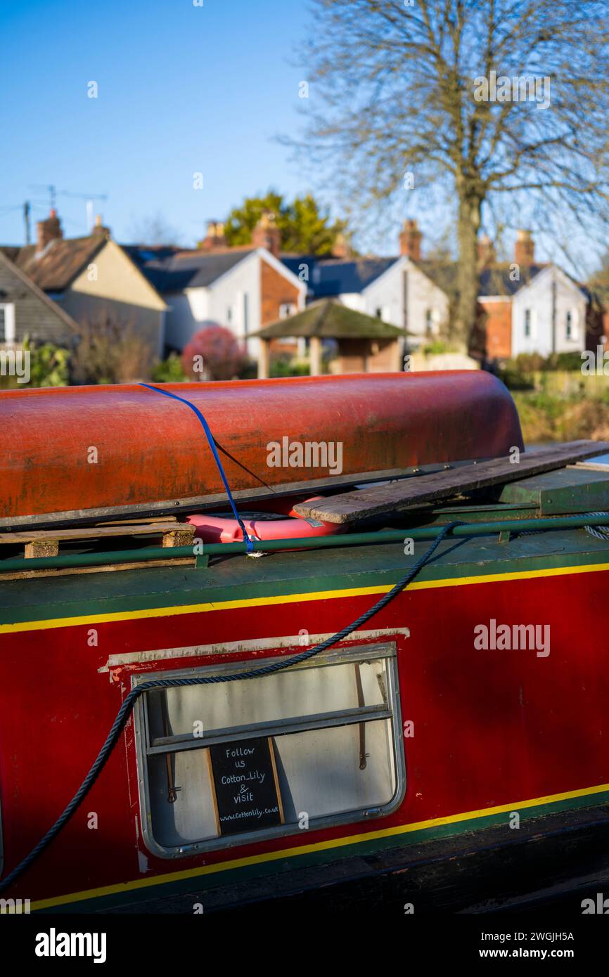 Red Narrow Boat, Kennet and Avon Canal, Devizes, Wiltshire, Inghilterra, Regno Unito, GB. Foto Stock